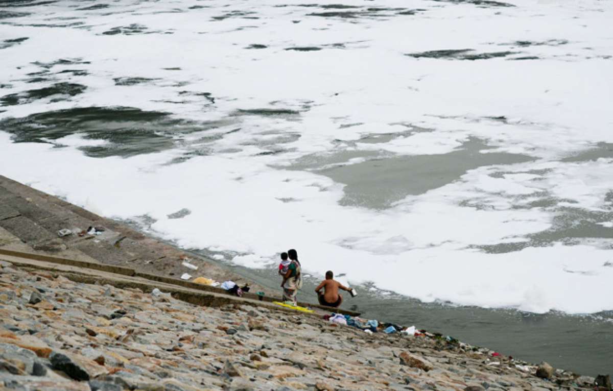 India es el tercer pa&iacute;s m&aacute;s contaminante del planeta y a sus r&iacute;os llegan desechos sin tratamiento alguno. Foto: AFP