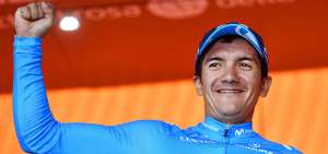 El ciclista ecuatoriano Richard Carapaz celebra con el pu&ntilde;o en alto, tras mantener la maglia blanca como el mejor joven de la competici&oacute;n. 