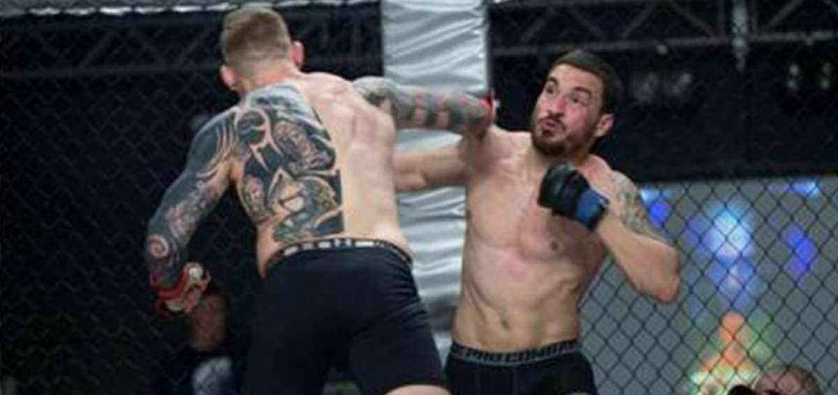 Carvalho (de frente) falleci&oacute; el lunes por la noche como consecuencia de los golpes sufridos en la pelea contra el irland&eacute;s Charlie Ward