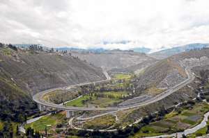 Debido al peligro por deslaves y constante bajada de rocas a la calzada, los conductores la transitan con cierto temor. Este anillo vial de 32 kil&oacute;metros une la parte norte de Ambato con los barrios del sur. Foto: Jos&eacute; Mor&aacute;n.