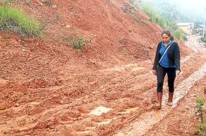 8 familias evacuadas en El Oro por el riesgo de que ceda un cerro