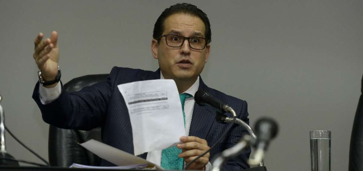 orge Chang, abogado de la FEF, mientras declara desierto el concurso por la cesi&oacute;n de los derechos de televisi&oacute;n.