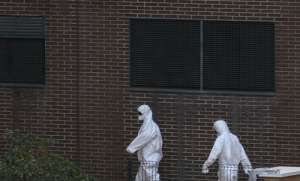 Miembros de la Sanidad en casa de la enfermera contagiada con &eacute;bola en Espa&ntilde;a. Foto: AFP