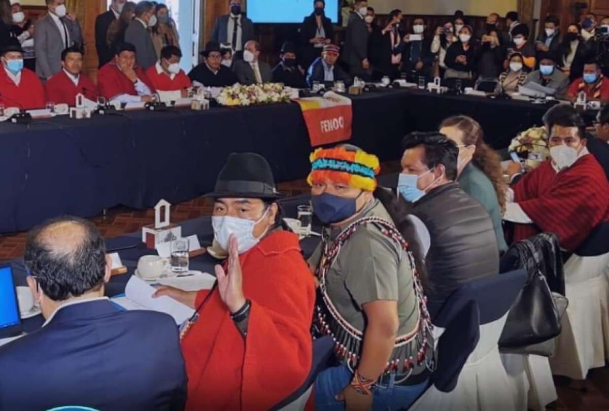 Leonidas Iza, junto con toda la comitiva de la Conaie, en el Palacio de Gobierno