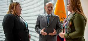Ana Velasco (d) y Elvia Villac&iacute;s fueron recibidas por el embajador de Ecuador en Colombia, Rafael Paredes.