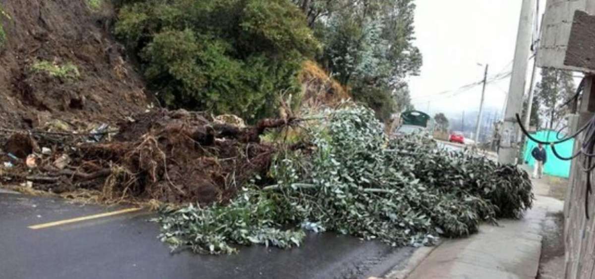 Deslave bloquea v&iacute;a en el nororiente de Quito