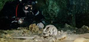 Perezosos gigantes y adoratorios descubiertos en enorme cueva inundada de M&eacute;xico