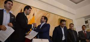 El ministro Pa&uacute;l Granda es acompa&ntilde;ado por el gobernador Xavier Enderica y alcaldes de los cantones azuayos.