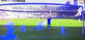 Arquero sufre lanzamiento de explosivos en pleno partido
