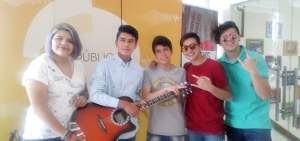La banda juvenil Random, ganadora del Suena Pichincha IV edici&oacute;n, visit&oacute; las oficinas de Medios P&uacute;blicos para anunciar su viaje a Colombia.