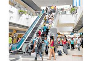 Barreras met&aacute;licas se colocaron en las boleter&iacute;as para evitar aglomeraciones de pasajeros. Foto: William Orellana 