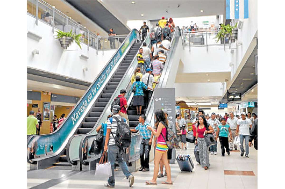 Barreras met&aacute;licas se colocaron en las boleter&iacute;as para evitar aglomeraciones de pasajeros. Foto: William Orellana 