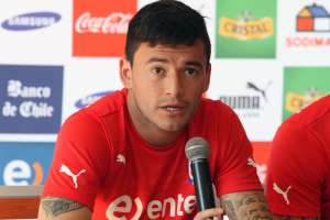 Charles Ar&aacute;nguiz entren&oacute; hoy con normalidad despu&eacute;s de recuperarse de una leve lesi&oacute;n. Foto: EFE
