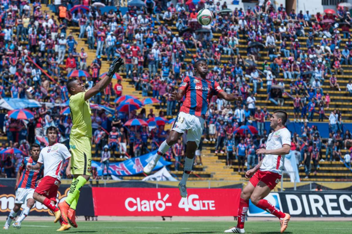 El arquero de Liga de Loja, Danny Cabezas (verde) intenta controlar el bal&oacute;n, luego de un tiro de esquina. Foto: Miguel Jim&eacute;nez / El Tel&eacute;grafo