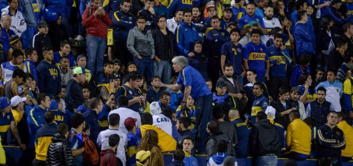 Rafa Di Zeo les da &lsquo;instrucciones&rsquo; a los hinchas de Boca Juniors, al finalizar el partido que perdieron contra IDV.