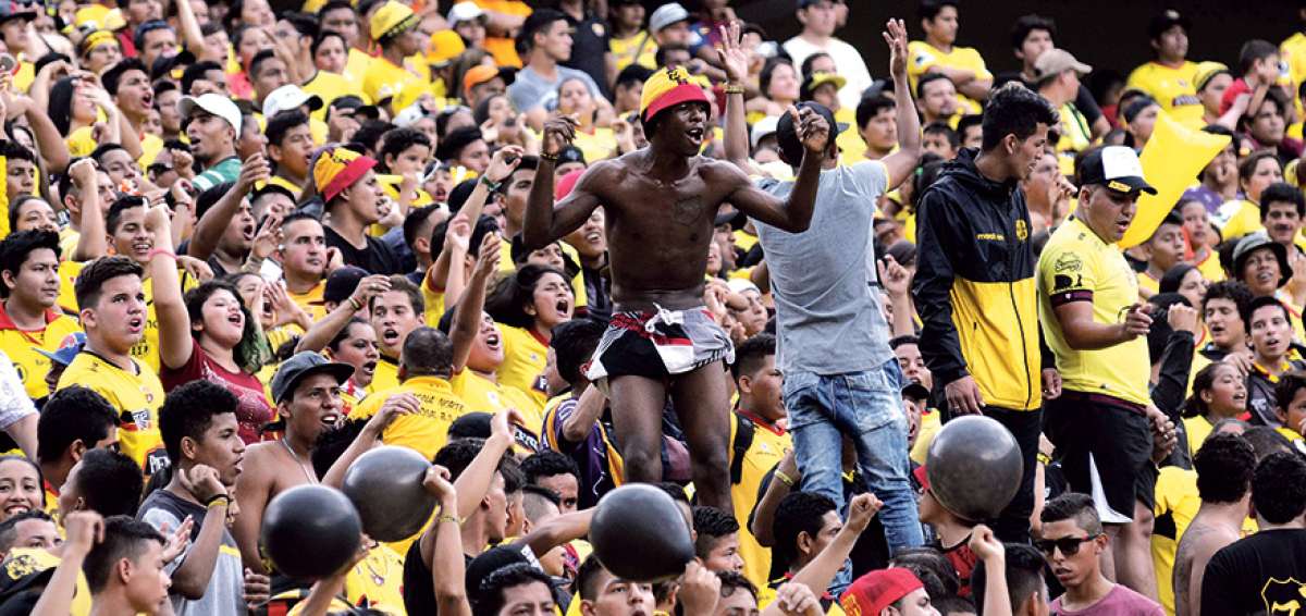 Integrantes de la barra Sur Oscura, durante el &uacute;ltimo partido de Barcelona jugado en el estadio Monumental.