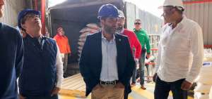 El ministro Iv&aacute;n Ontaneda durante un recorrido por un empresa en Ba&ntilde;os. 