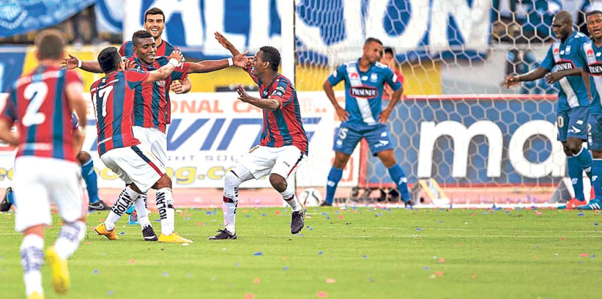 El volante Juan Rojas (centro) celebra el gol del empate de Deportivo Quito frente a Emelec. Foto: Marco Salgado / El Tel&eacute;grafo