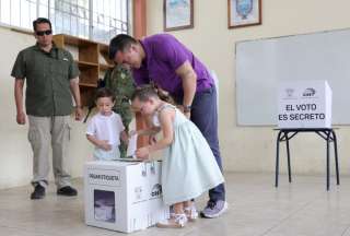Los presidenciales y sus binomios sufragan este domingo en Ecuador, en la jornada electoral de este domingo 13 de abril. 