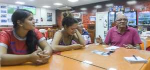 Ashley Maldonado (izq.), Janeth Hunter y Fernando Maldonado relatan sus vivencias durante el terremoto del 16 de abril de 2016. El &lsquo;Gato&rsquo; y su esposa son due&ntilde;os del restaurante D&rsquo;Fernando, ubicado en el nuevo malec&oacute;n de la playa Las Palmas en Esmeraldas. El sitio es considerado una de las mejores &lsquo;huecas&rsquo; del pa&iacute;s. 
