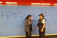 Una persona rayó la pared de la estación de El Ejido del Metro de Quito