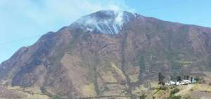 Bomberos de Chimborazo y Ca&ntilde;ar intentan apagar un incendio forestal