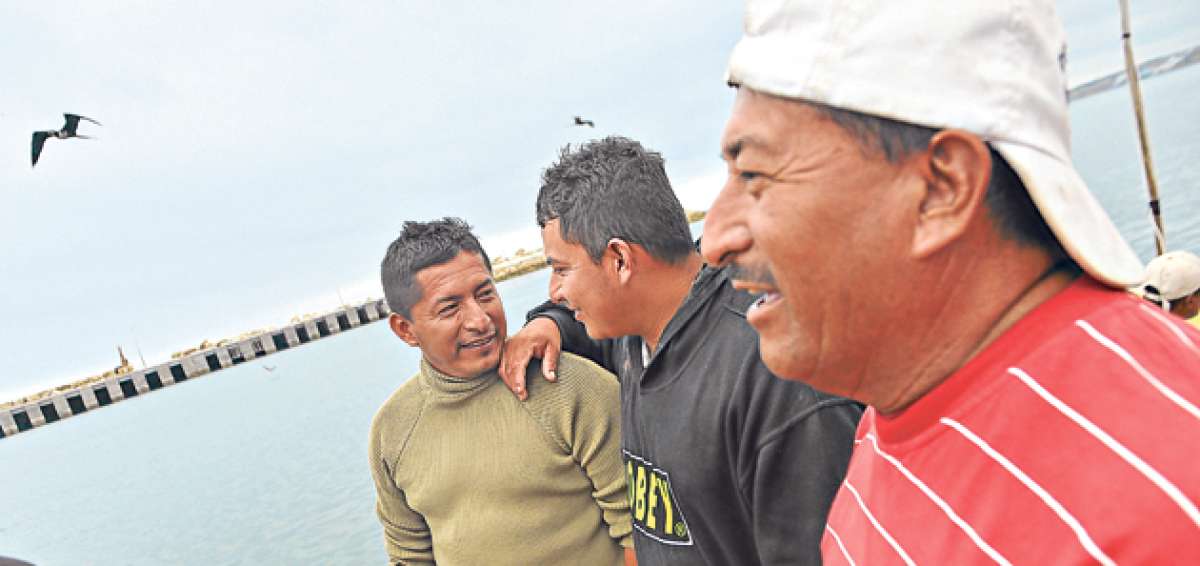 Las labores de pesca empiezan en la madrugada en San Mateo. Durante el d&iacute;a, los faenadores revisan sus embarcaciones y ultiman detalles para una nueva salida. Foto: Rodolfo P&aacute;rraga / El Tel&eacute;grafo