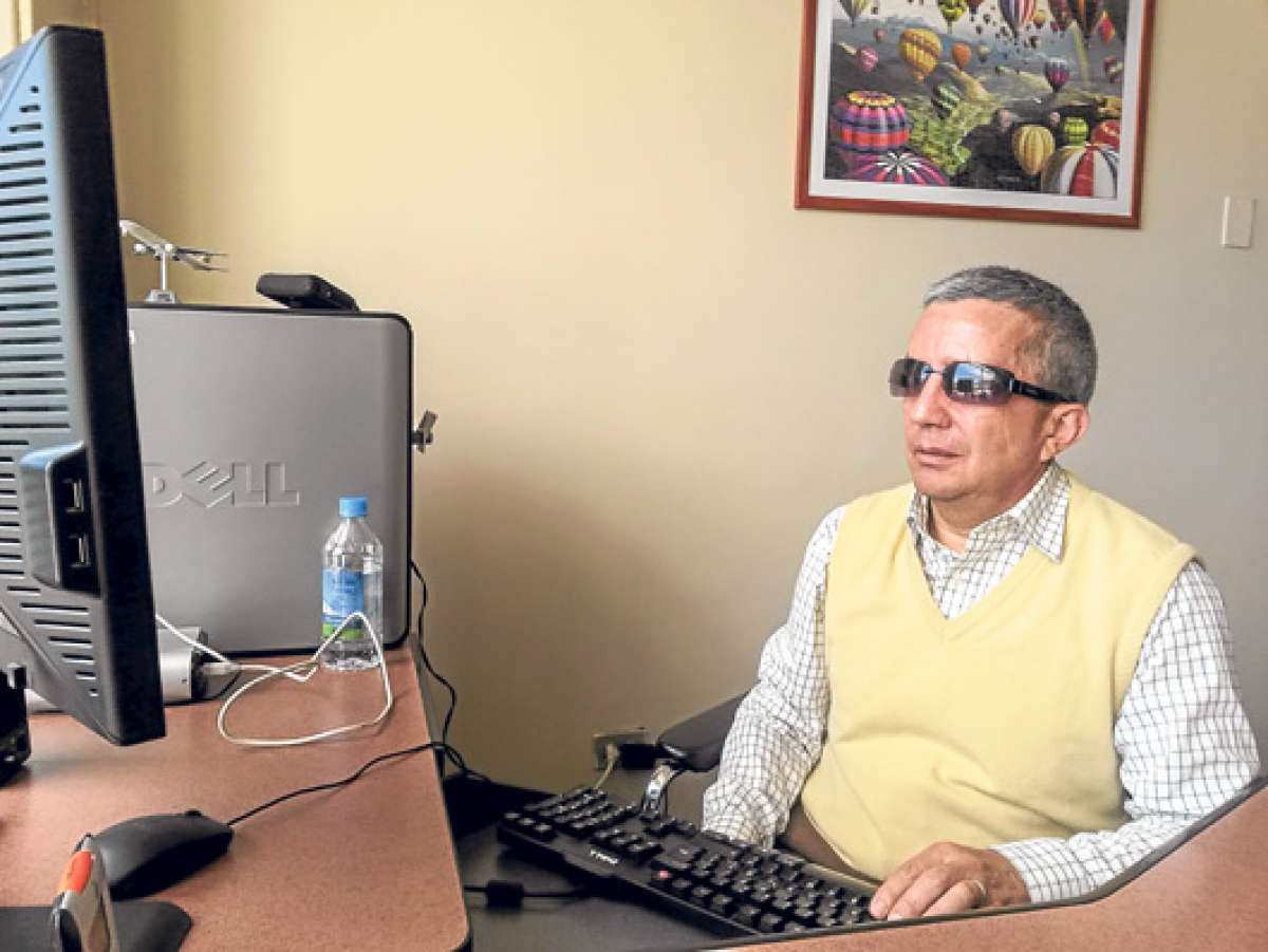 Luego de sufrir un accidente en 1997 y perder la visi&oacute;n, Luis no se detuvo. Aprendi&oacute; el sistema braille y hoy trabaja en la Direcci&oacute;n de Aviaci&oacute;n Civil. Foto: Miguel Su&aacute;rez