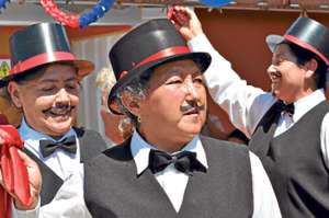 M&aacute;s de 100 adultos mayores de la parroquia Calder&oacute;n se adelantaron a celebrar las fiestas de Quito. Lo hicieron con danza, m&uacute;sica, concursos y mucha alegr&iacute;a. Foto: Cortes&iacute;a.