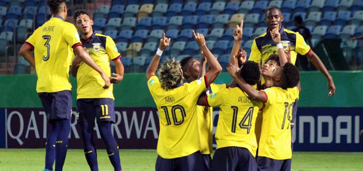 Los jugadores de la &ldquo;Minitri&rdquo; festejan el primer gol del encuentro ante Australia, logrado por el volante &Eacute;rick Pl&uacute;as al minuto cuatro del primer tiempo.