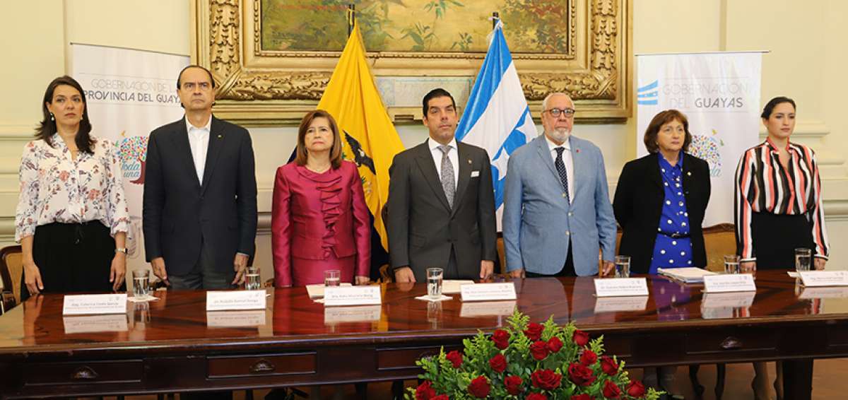 El gobernador de Guayas, Ra&uacute;l Ledesma (centro), posesion&oacute; a los miembros del directorio ejecutivo.