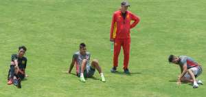 El entrenador de Aucas, Luis Soler (d), junto al defensor Luis Romero, durante un entrenamiento del equipo en el estadio Gonzalo Pozo Ripalda.