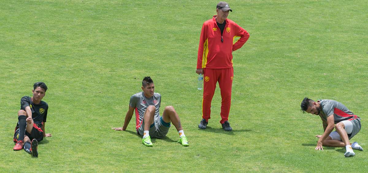 El entrenador de Aucas, Luis Soler (d), junto al defensor Luis Romero, durante un entrenamiento del equipo en el estadio Gonzalo Pozo Ripalda.