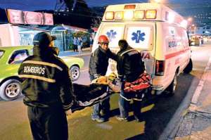 En Ambato, los organismos de socorro atendieron a varias personas heridas en incidentes. Foto: Roberto Ch&aacute;vez/El Tel&eacute;grafo