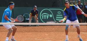 Giovanni Lapentti (der.) hizo dupla con Emilio G&oacute;mez, ante Brasil, por la Copa Davis de 2014 en Guayaquil.