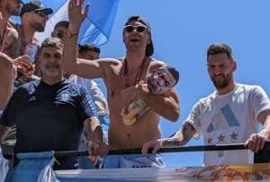&#039;Dibu&#039; Martínez (centro) ha sido uno de los futbolistas más cuestionados, tras el título argentino en Qatar 2022. 