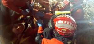 Bomberos rescatan a 3 personas con vida de los escombros en Manta