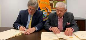 El embajador ecuatoriano en EE.UU., Francisco Carri&oacute;n (izq.), y el gerente de la empresa de Agua de Quito firman los documentos que avalan el cr&eacute;dito. 