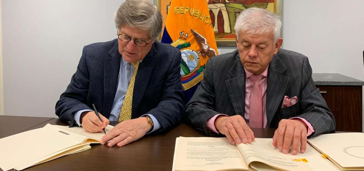 El embajador ecuatoriano en EE.UU., Francisco Carri&oacute;n (izq.), y el gerente de la empresa de Agua de Quito firman los documentos que avalan el cr&eacute;dito. 