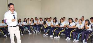 El escritor &Eacute;dgar Allan Garc&iacute;a constantemente comparte sus vivencias y experiencia y brinda charlas a los estudiantes de los cursos superiores.
