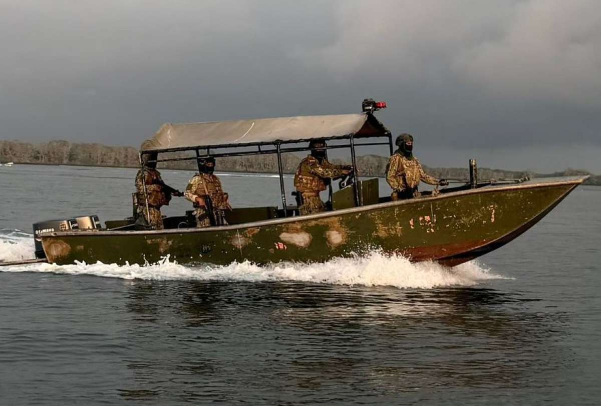 Militares y polic&iacute;as ejecutan una operaci&oacute;n de gran escala en Puerto Bol&iacute;var como parte de la ofensiva contra el crimen organizado.