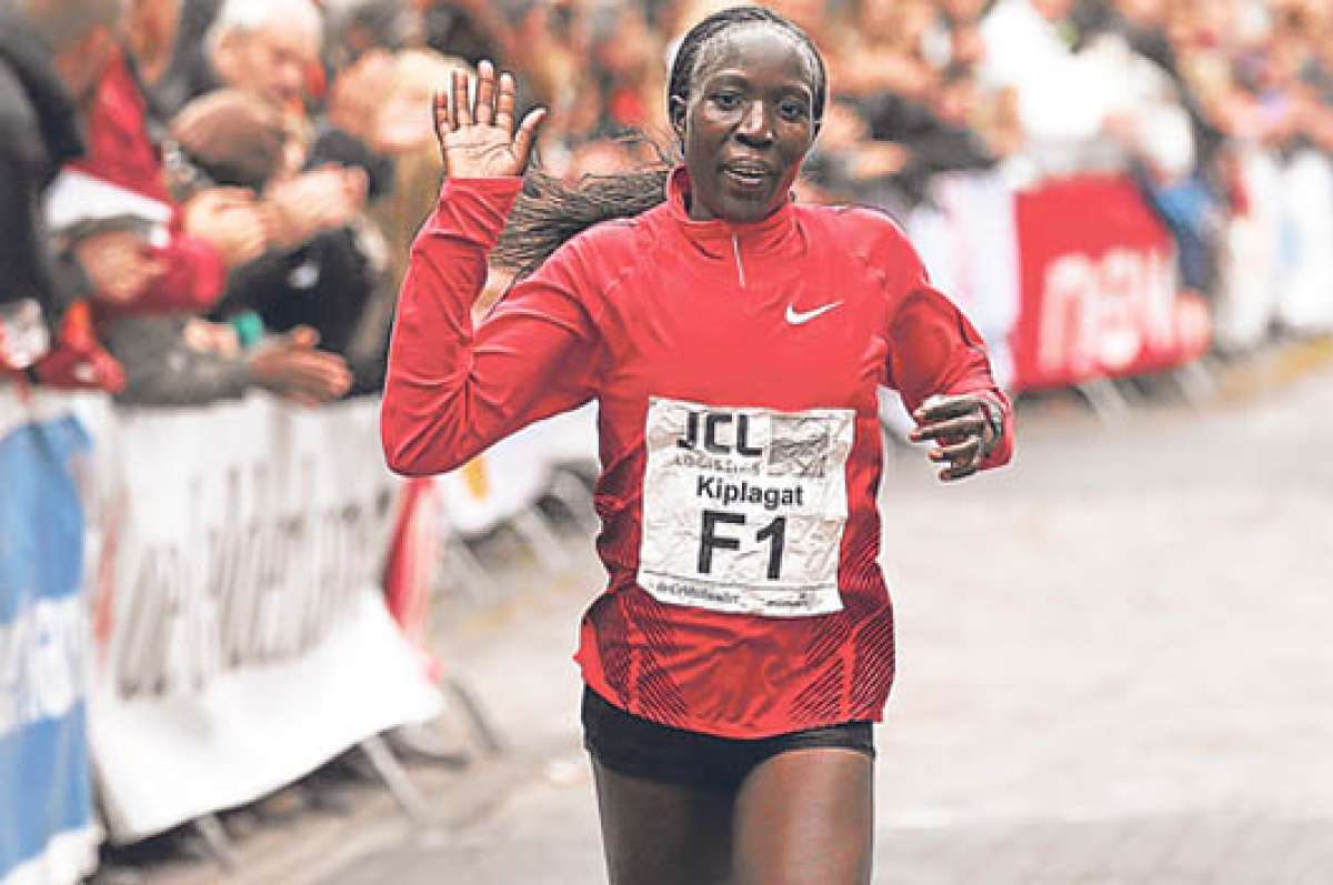 Edna Kiplagat en el momento que cruzaba la meta frente al palacio de Buckingham. Foto: Internet.