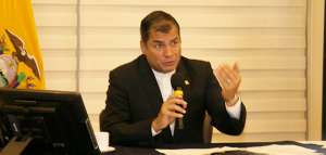 El presidente Rafael Correa hizo declaraciones a su retorno de Francia. Foto: Mario Egas / El Tel&eacute;grafo 