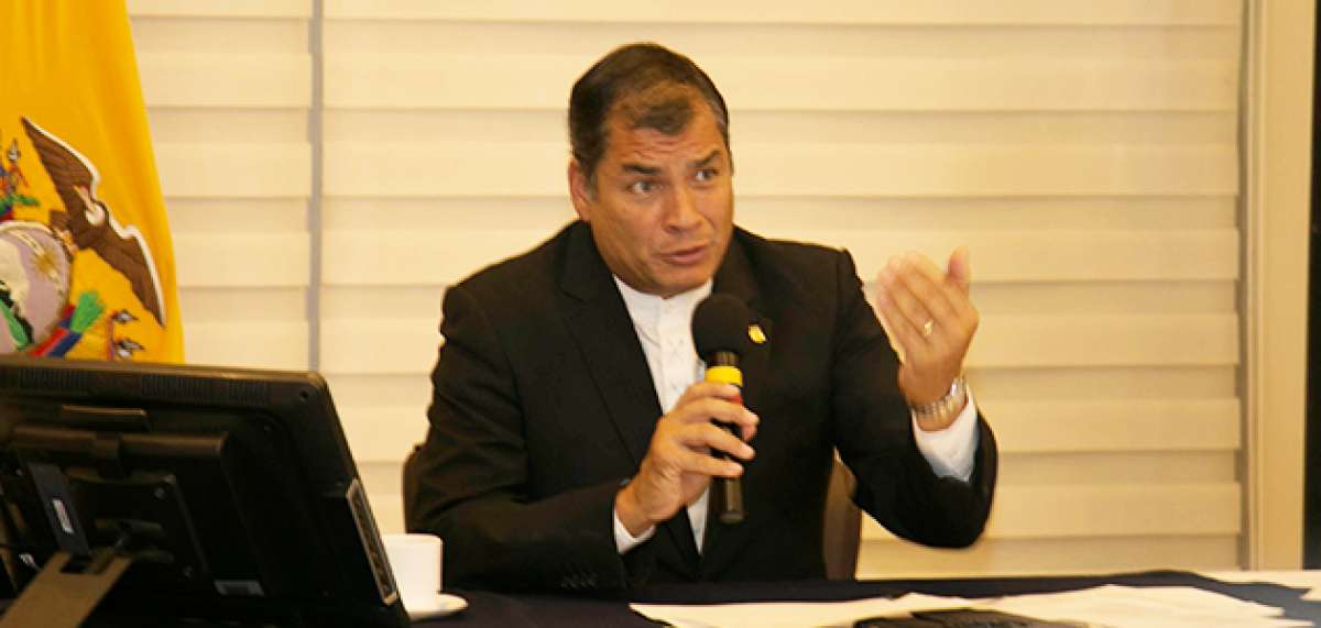 El presidente Rafael Correa hizo declaraciones a su retorno de Francia. Foto: Mario Egas / El Tel&eacute;grafo 