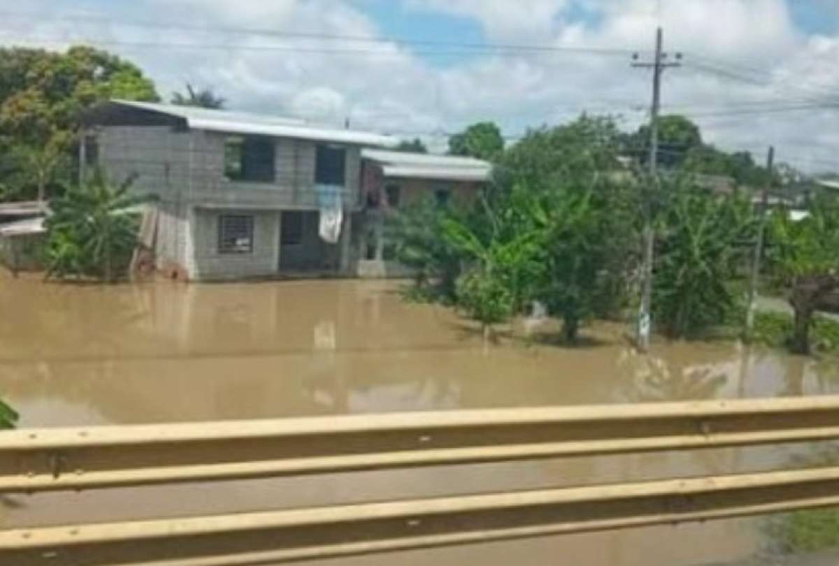 Equipos de emergencia permanecen desplegados en las zonas afectadas de Balzar.