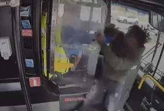 La policía detuvo al sujeto que atacó al conductor del autobús por no querer detenerse en un cruce ferroviario.