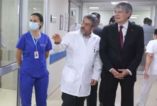 El presidente Guillermo Lasso (der.) junto a José Ruales, ministro de Salud, en su recorrido por el Hospital de Manta. 
