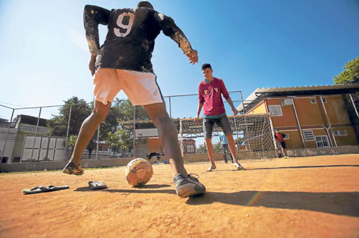 Por las tardes, los j&oacute;venes se re&uacute;nen para jugar f&uacute;tbol en canchas de arcilla. Los ni&ntilde;os se divierten as&iacute;, ya que en sus hogares es muy probable que no puedan ver los partidos del Mundial. fotos: EFE