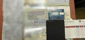 En un &uacute;ltimo allanamiento, los agentes encontraron maletas de propiedad de Carlos P. Y. y su pareja, dentro de las cuales hab&iacute;a documentos personales y financieros de ambos, como pasaportes, tarjetas de cr&eacute;dito, oficios y carpetas de Petroecuador, entre otros. 