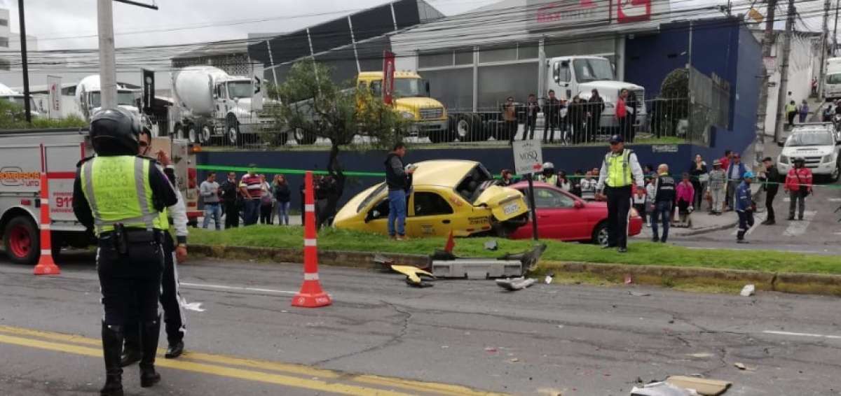 Seis heridos dej&oacute; accidente en sector Parque de los Recuerdos, en Quito